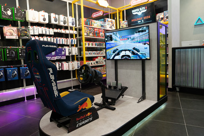 Simulateur de course avec écran dans magasin de jeux.